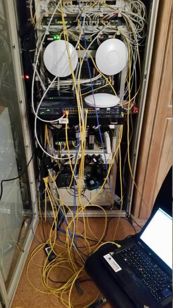 Bild: provisorischer Netzaufbau am Serverrack am Gänsbrunnenweg 6